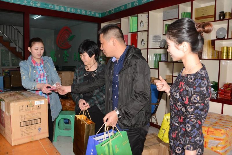 关于凤冈万余卖茶人城乡大地奔“钱”程的消息