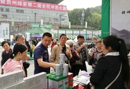 关于凤冈万余卖茶人城乡大地奔“钱”程的消息(1)