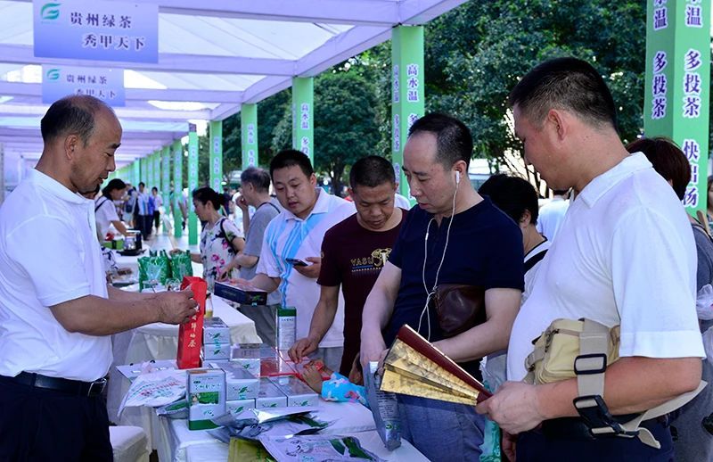 关于凤冈万余卖茶人城乡大地奔“钱”程的消息(4)