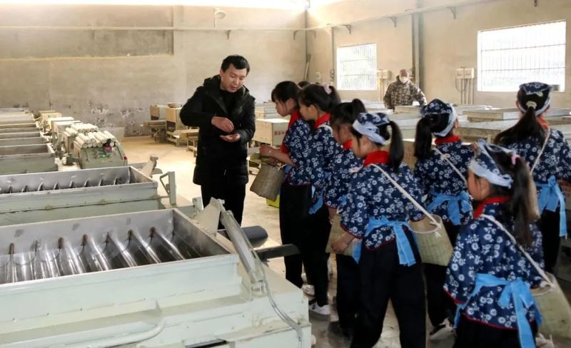 关于高县翰笙小学校开展采茶实践活动的新闻(2)