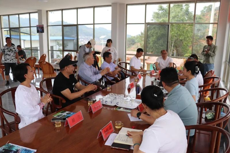 关于探源“老安寨”贡茶园座谈交流会在茨竹林村老安寨专业合作社召开的相关信息(5)