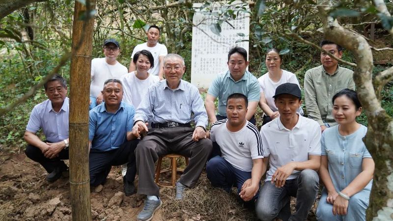 关于探源“老安寨”贡茶园座谈交流会在茨竹林村老安寨专业合作社召开的相关信息(2)