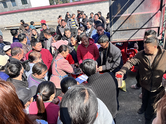 关于晴隆县茶叶产业发展中心到碧痕镇开展茶叶采摘等技术培训的最新消息(2)