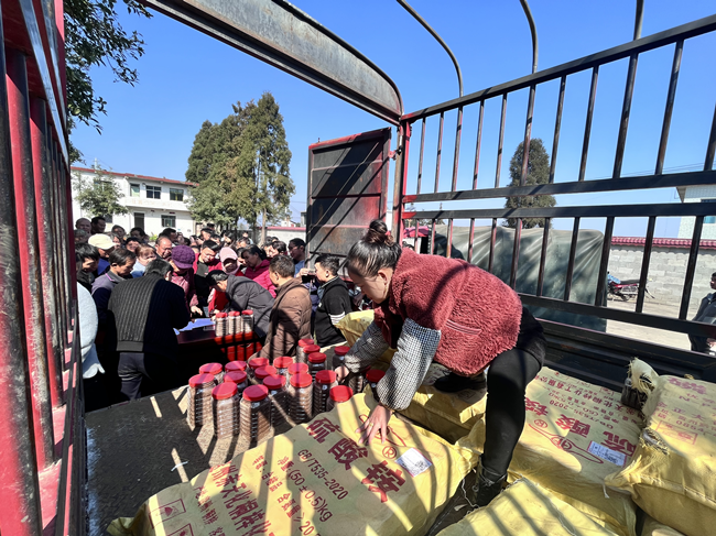 关于晴隆县茶叶产业发展中心到碧痕镇开展茶叶采摘等技术培训的最新消息(1)