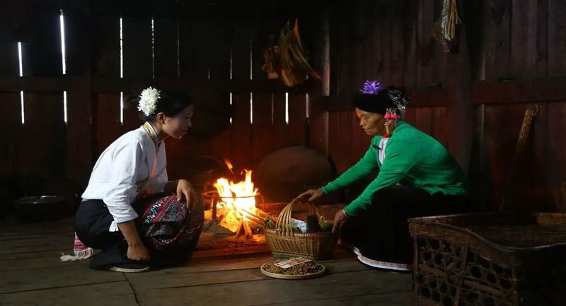 关于景迈山行：走近火塘烤茶，走进那些茶香浸润的日子的相关内容(2)