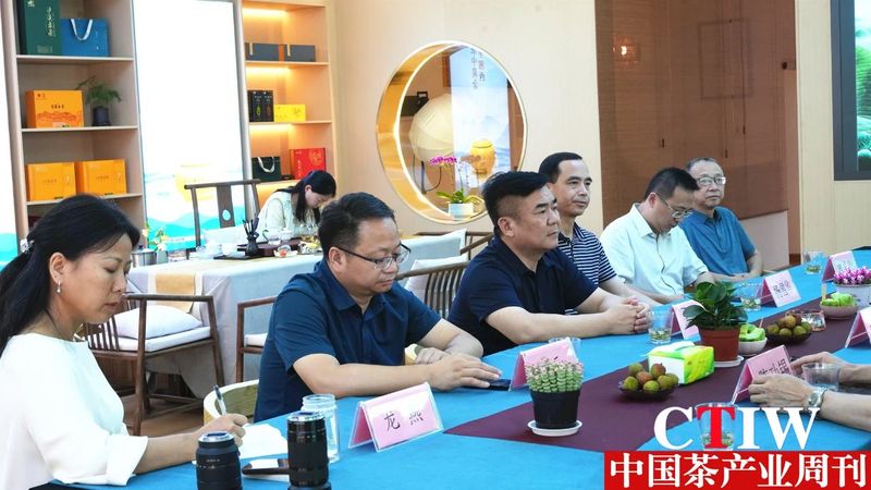 关于吉首大学药学院茶健康科技文化研究实践基地挂牌成立，并就“茶+N”展开座谈讨论的信息(12)