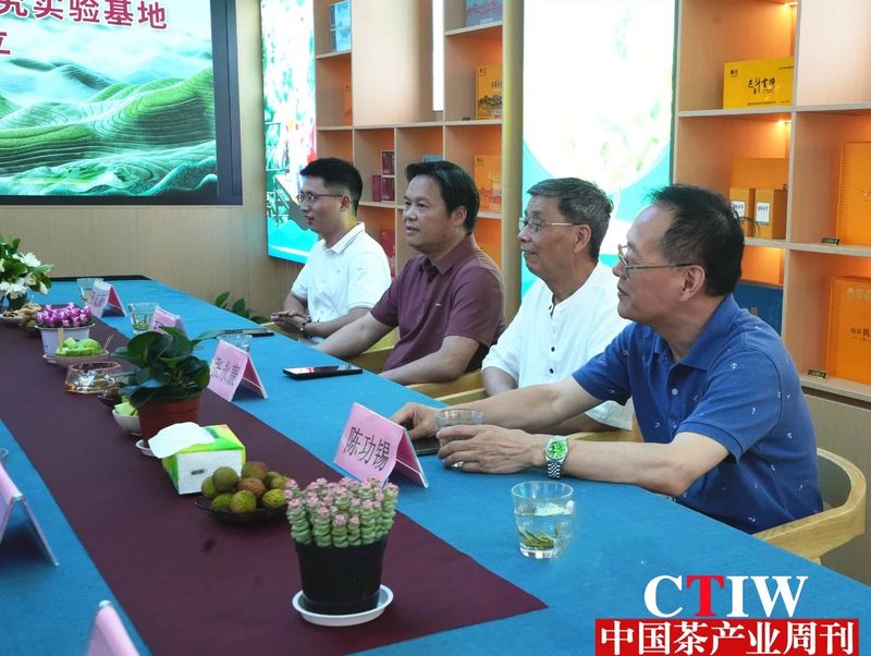 关于吉首大学药学院茶健康科技文化研究实践基地挂牌成立，并就“茶+N”展开座谈讨论的信息(11)