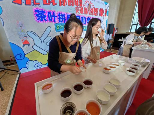 有关于拼配调和茶争霸大比拼活动圆满落幕，品茶高手竞相献技，茗香四溢！的新闻(2)