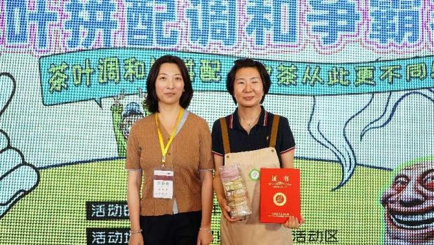 有关于拼配调和茶争霸大比拼活动圆满落幕，品茶高手竞相献技，茗香四溢！的新闻(13)