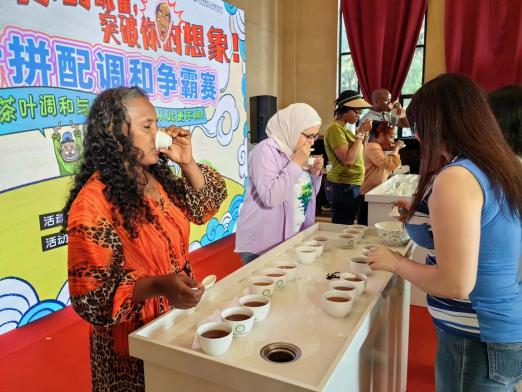 有关于拼配调和茶争霸大比拼活动圆满落幕，品茶高手竞相献技，茗香四溢！的新闻(7)