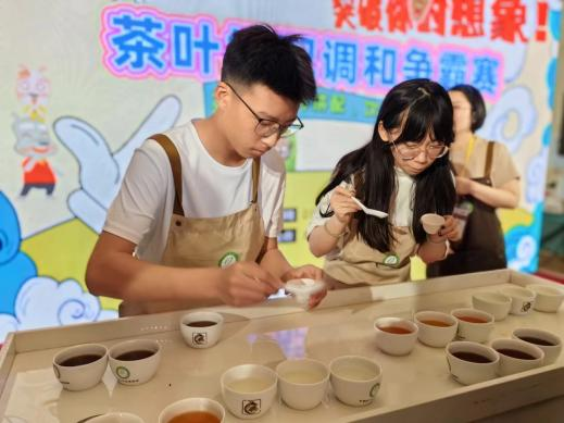 有关于拼配调和茶争霸大比拼活动圆满落幕，品茶高手竞相献技，茗香四溢！的新闻(4)