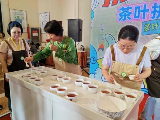 有关于拼配调和茶争霸大比拼活动圆满落幕，品茶高手竞相献技，茗香四溢！的新闻(5)