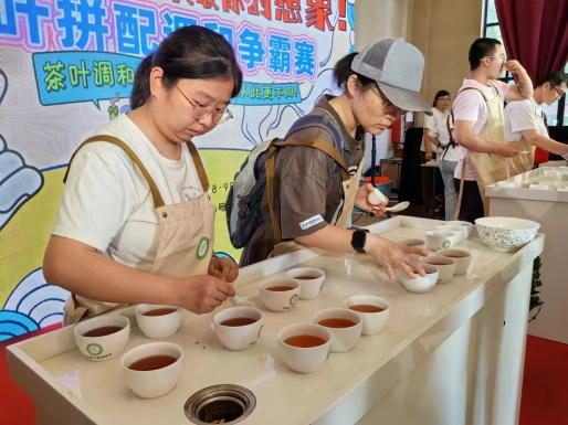 有关于拼配调和茶争霸大比拼活动圆满落幕，品茶高手竞相献技，茗香四溢！的新闻(6)