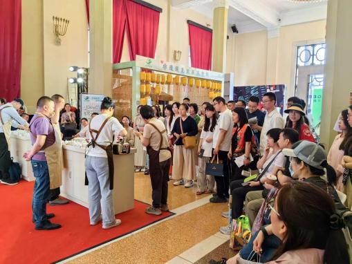 有关于拼配调和茶争霸大比拼活动圆满落幕，品茶高手竞相献技，茗香四溢！的新闻