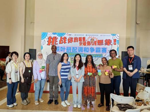 有关于拼配调和茶争霸大比拼活动圆满落幕，品茶高手竞相献技，茗香四溢！的新闻(9)