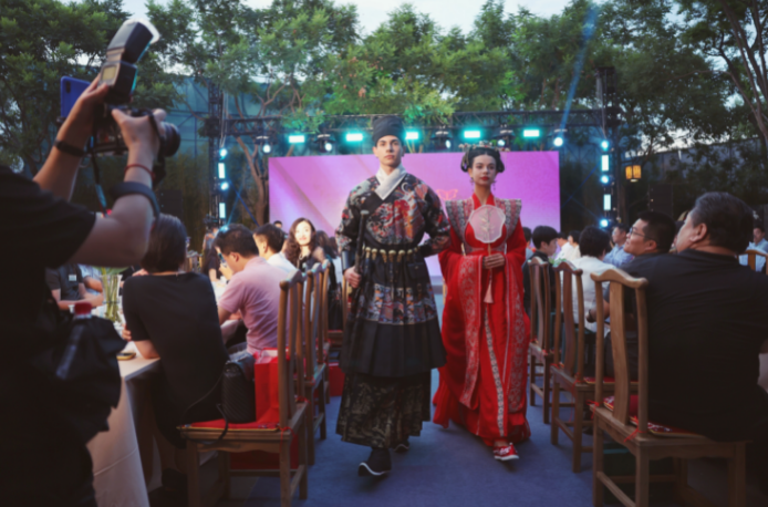 关于以茶为媒，“什刹海之夜”展示中华传统文化的消息(3)