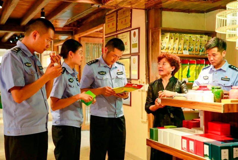 关于保山腾冲市 这“警茶”，香！的新闻(15)