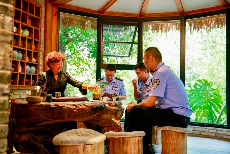 关于保山腾冲市 这“警茶”，香！的新闻(16)