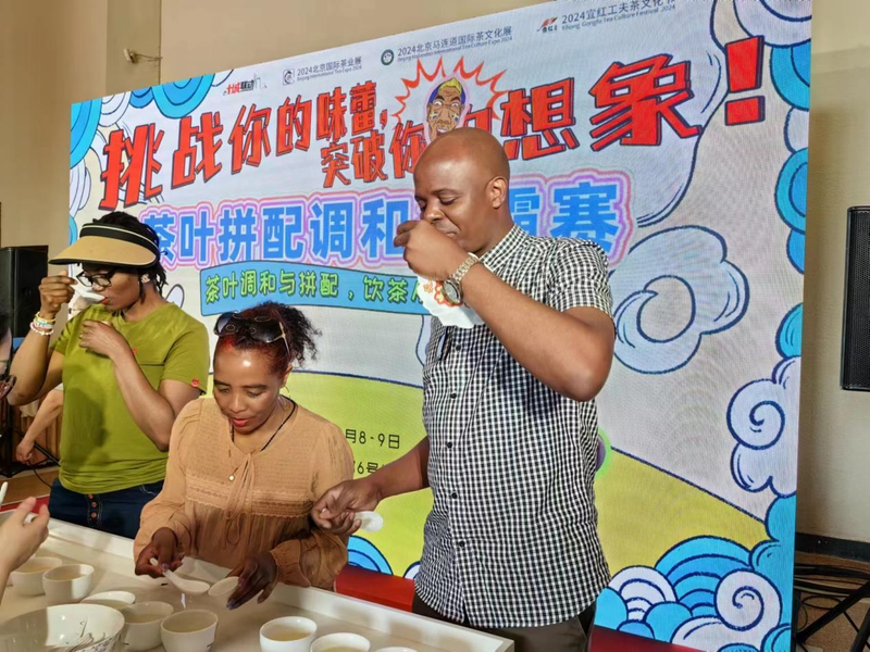 关于外国友人沉浸体验中国茶文化:2024北京“两展一节”盛况空前的相关内容(4)