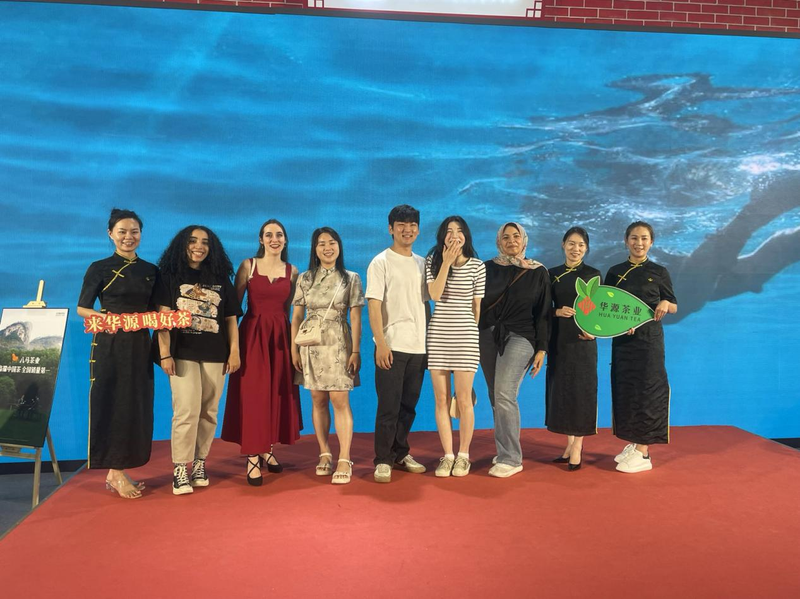 关于外国友人沉浸体验中国茶文化:2024北京“两展一节”盛况空前的相关内容(5)