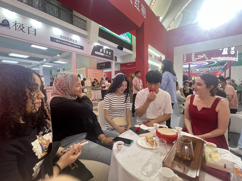 关于外国友人沉浸体验中国茶文化:2024北京“两展一节”盛况空前的相关内容(3)