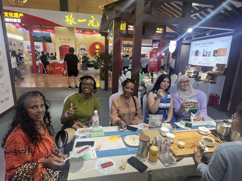 关于外国友人沉浸体验中国茶文化:2024北京“两展一节”盛况空前的相关内容(1)