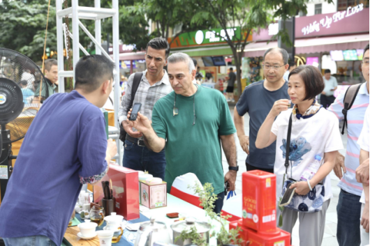 有关于“香韵花城·茶风雅集”英德红茶全国巡演（广州站）活动在广州市北京路举行的新闻(2)