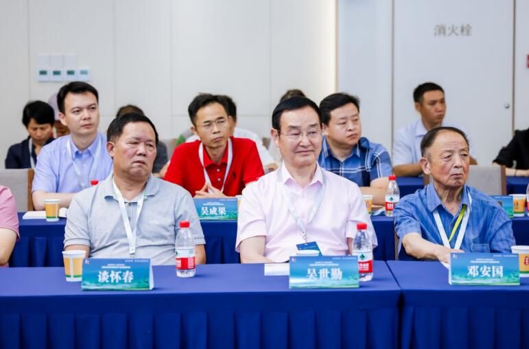 有关于大别山革命老区黄茶产业发展研讨会暨双福山黄茶北京王府井营销中心揭牌仪式在京举办的资讯(1)