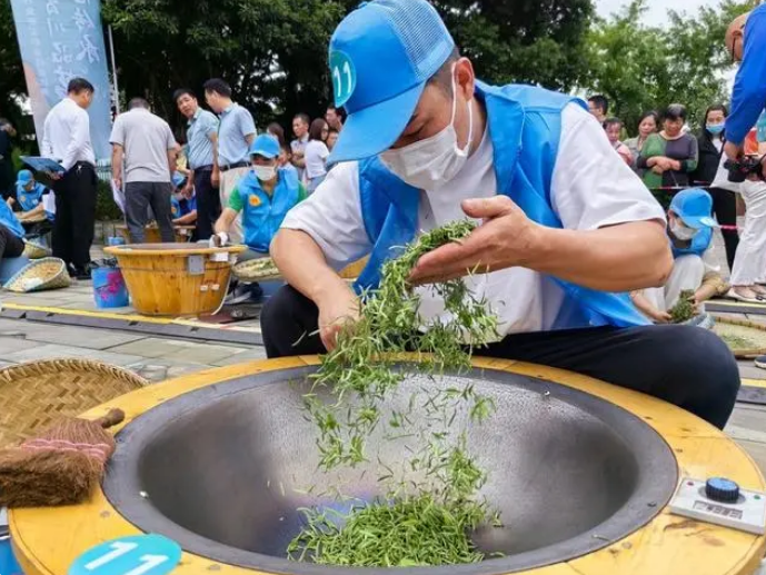 有关于匠心制好茶 28名制茶能手眉山洪雅“指尖较量”的相关内容