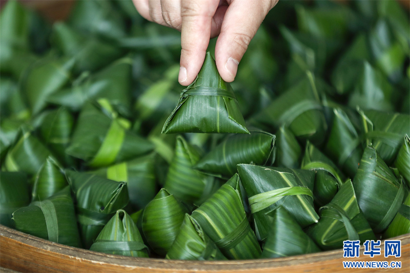 有关于安徽祁门：创意“粽茶” 香飘端午的消息(2)