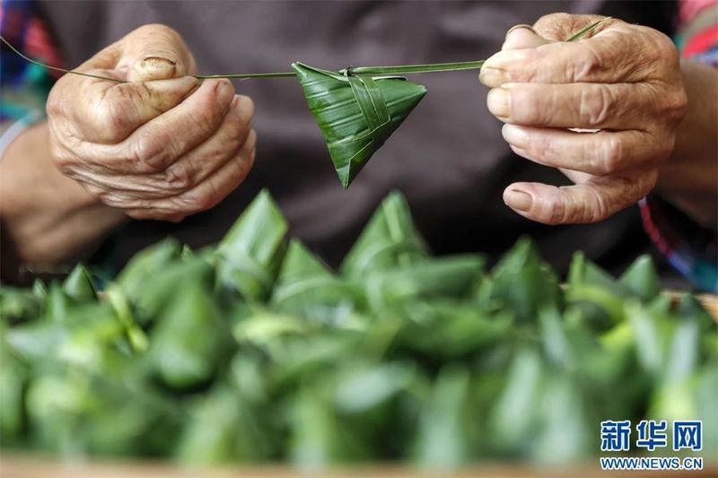 有关于安徽祁门：创意“粽茶” 香飘端午的消息(1)