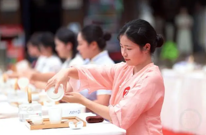 有关于重庆黔江：赛茶艺技 兴茶产业的最新消息(2)