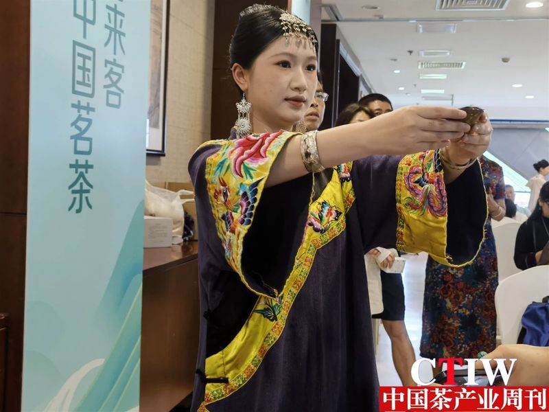 有关于保靖黄金茶茶艺队参加全国茶艺表演大赛，表演的《五行茶艺》荣获第三名的资讯(6)