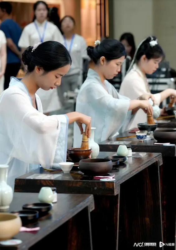 有关于茶艺师各展其“香”！惠州举行斗茶大赛领略宋代点茶之美的内容