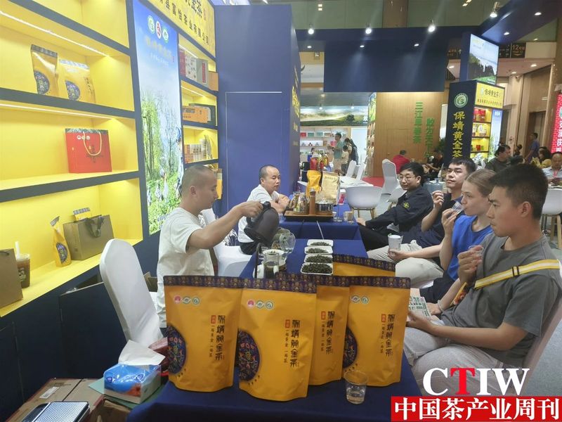 关于保靖县组织9家茶企亮相北京“两展一节”， 展示保靖黄金茶品牌形象的相关内容(7)