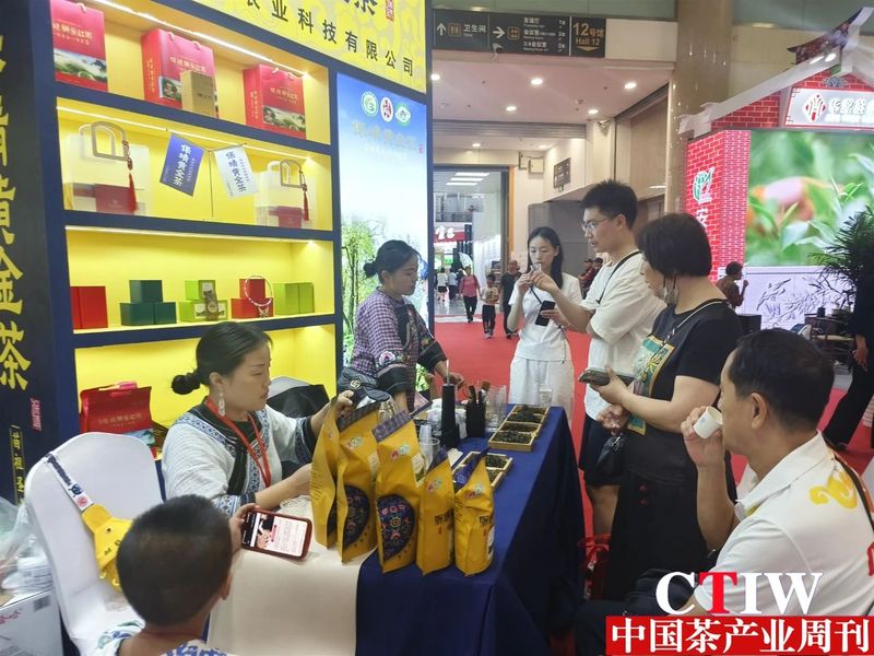 关于保靖县组织9家茶企亮相北京“两展一节”， 展示保靖黄金茶品牌形象的相关内容(5)