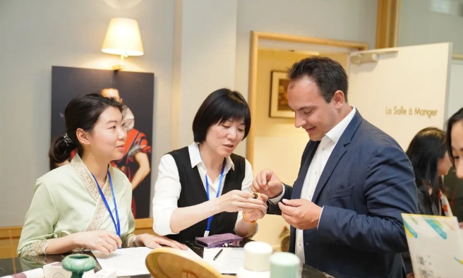 关于云南茶“香雅”法国里昂 大地芬芳打动人心的消息(9)