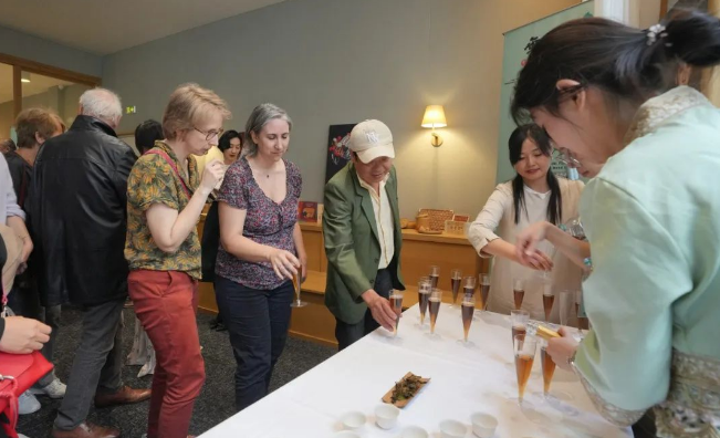 关于云南茶“香雅”法国里昂 大地芬芳打动人心的消息(11)