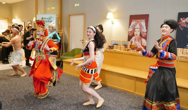 关于云南茶“香雅”法国里昂 大地芬芳打动人心的消息(7)