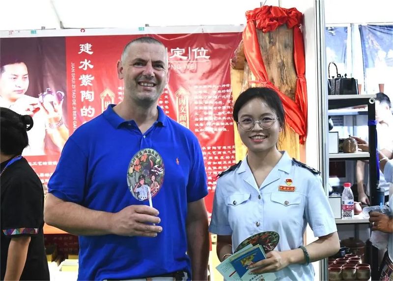 有关于 夏雨润茶添新绿 税宣为茶产业发展添彩的资讯