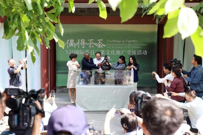 关于国际茶日 “偶得茶荟”以东方古茶会中外友人的新闻