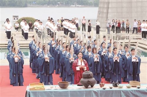 关于传千年茶韵 扬陆子遗风的内容