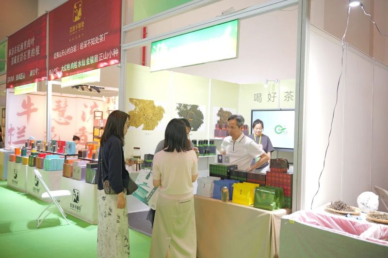 有关于春力新品“冷泡茶”吸引年轻消费者围观的消息