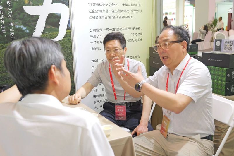 有关于春力新品“冷泡茶”吸引年轻消费者围观的消息(1)