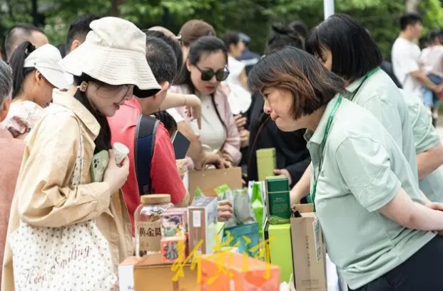 有关于趵突泉畔茶韵飘香！名泉茗茶品鉴会再掀热潮，助力“茶泉文旅”融合发展的资讯(2)