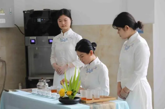 有关于青岛职业技术学院：“茶山科技小院”助力乡村振兴，带动茶农增收近10亿元的新闻(1)