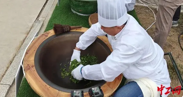 有关于山东省诸城市：茶叶飘香 茶工比技术亮绝活的新闻