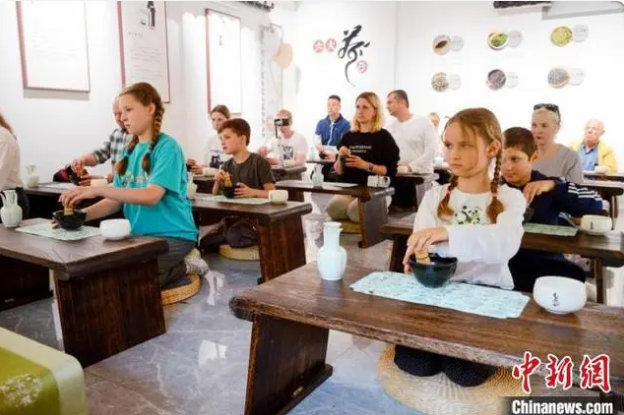 关于从手工采茶到宋代点茶 国际友人体验中国茶文化的相关内容(7)