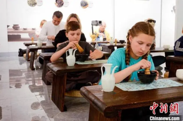 关于从手工采茶到宋代点茶 国际友人体验中国茶文化的相关内容(5)