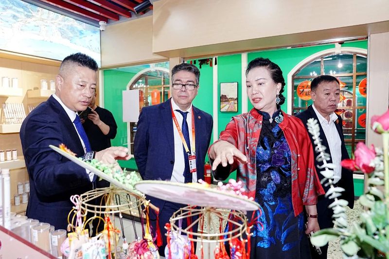 关于“中俄茶产业发展中心”落户我会副会长单位大发国际茶城,王庆会长视频表示祝贺的资讯(14)